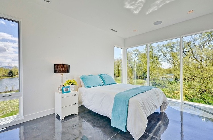 decoracao-clean-e-minimalista-quarto-com-fechamento-de-vidro-casa-em- treasure-valley-idaho-por-tradewinds