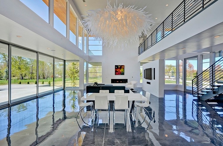 decoracao-clean-e-minimalista-sala-de-estar-com-fechamentos-de-vidro-casa-em- treasure-valley-idaho-por-tradewinds