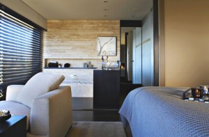 decoracao-luxuosa-quarto-de-casal-com-banheira-de-marmore-casa-em-corona-del-mar-california