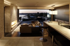 decoracao-luxuosa-sala-com-fechamento-de-vidro-e-vista-mar-casa-em-corona-del-mar-california