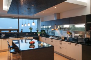 decoracao-neoclassica-cozinha-com-bancada-em-ilha-apartamento-na-cidade-do-mexico-por-arco-arquitetura