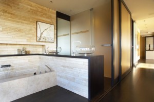 decoracao-quarto-de-casal-com-banheira-de-marmore-casa-em-corona-del-mar-california