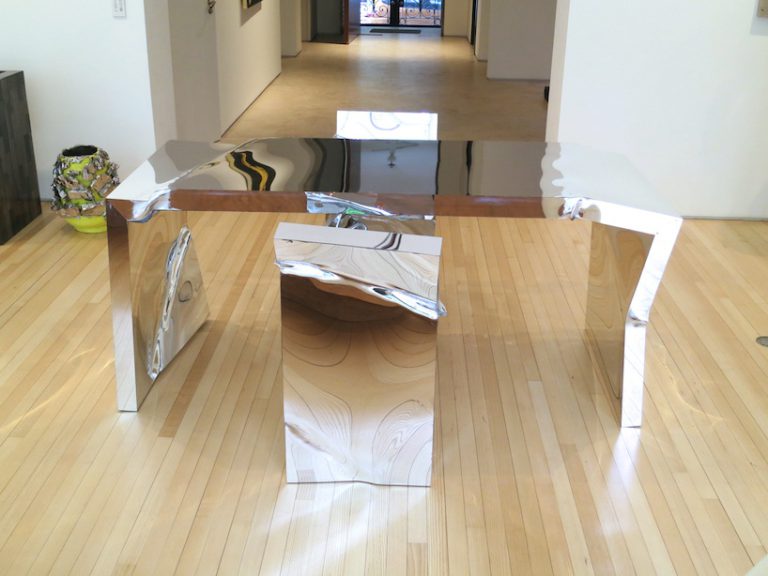 Mesas e cadeiras invisíveis na decoração