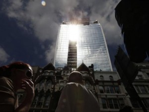 fachada-espelhada-do-predio-walkie-talkie-em-londres