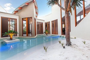 paisagismo-praia-artificial-de-casa-estilo-tropical-pelo-designer-de-interiores-mark-gacesa