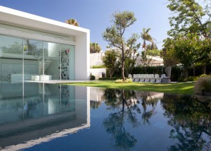porta-automatica-de-correr-com-6-metros-casa-em-israel-por-pitsou-kedem