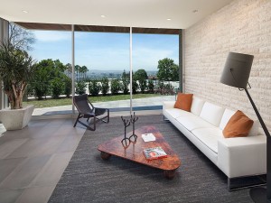 sala-intima-decorada-casa-com-8-suites-em-west-hollywood-california