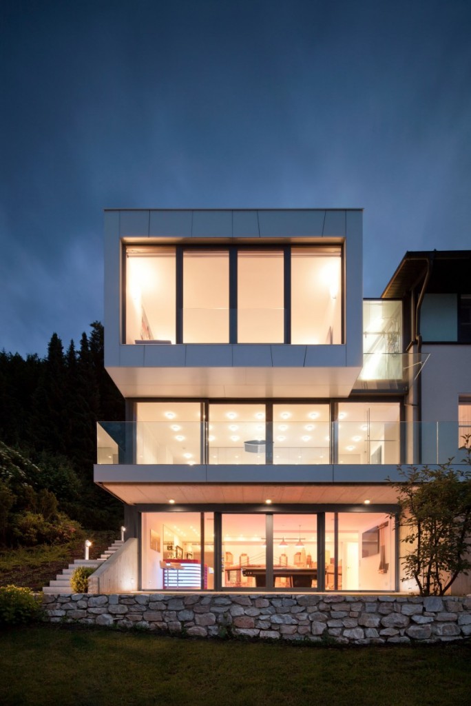 Casa na Áustria com três andares envidraçados e vista pro lago