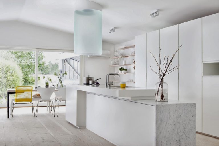 Cozinha em estilo escandinavo ganha moderna coifa de vidro
