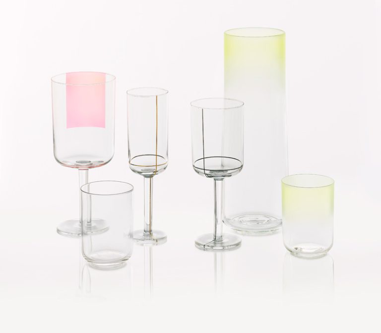 Delicadas taças de cristal com cores em degradê