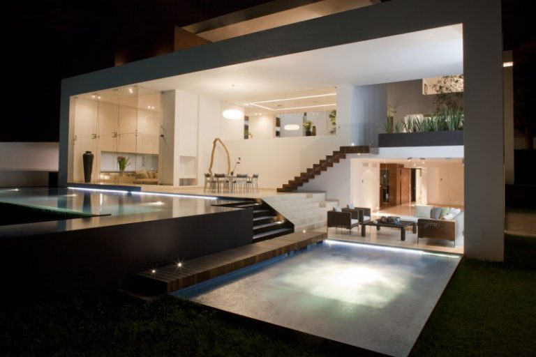 Fachada Spider Glass e planos abertos destacam a arquitetura desta residência