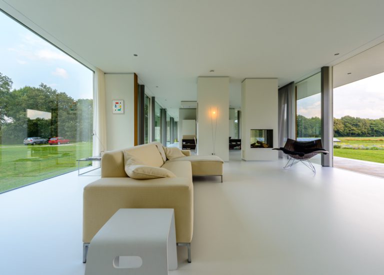 Interiores de casa de vidro na Holanda