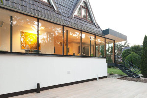 casa-em-estilo-classico-com-fachada-de-vidro