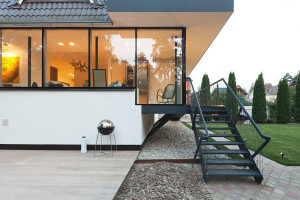 casa-em-estilo-tradicional-com-fachada-de-vidro