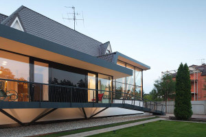 casa-em-estilo-tradicional-com-fechamento-de-vidro