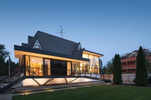 casa-estilo-classico-com-fachada-de-vidro