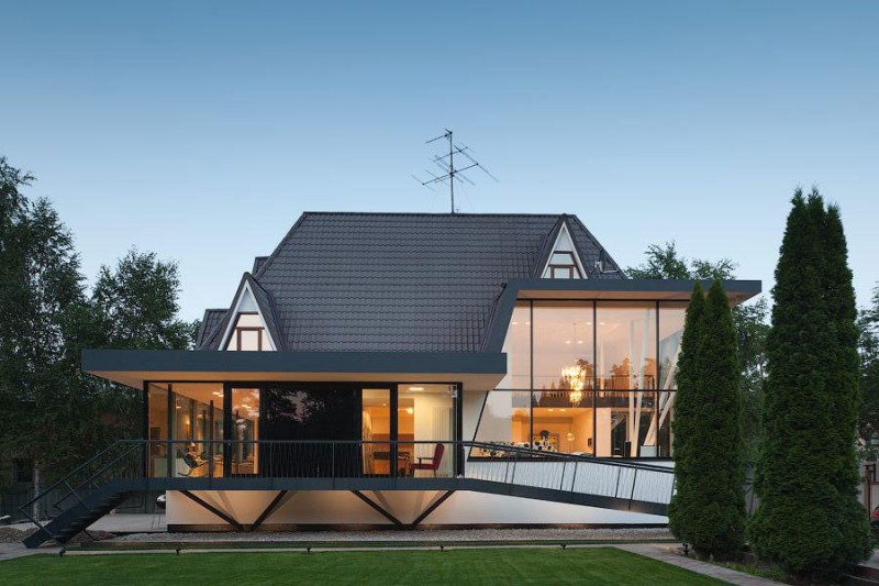 casa-estilo-tradicional-com-fachada-de-vidro