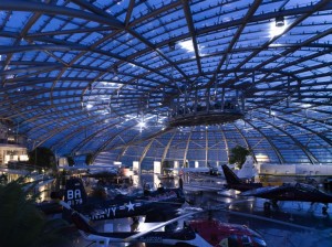 cobertura-curva-de-vidro-estrutural-hangar-da-red-bull-em-salzburgo-austria