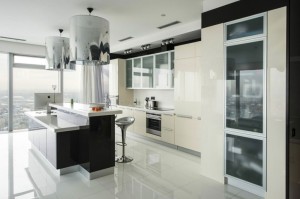 cozinha-decorada-em-preto-e-branco-apartamento-em-sao-petersburgo-russia