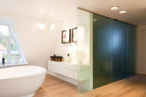 decoracao-suite-com-banheira-de-imersao-casa-em-moscou-russia