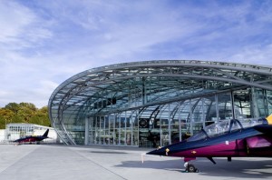 estrutura-de-vidro-do-hangar-da-red-bull-em-salzburgo-austria