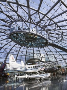 estrutura-de-vidro-hangar-da-red-bull-em-salzburgo-austria