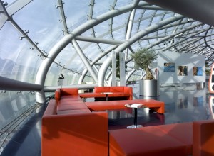 fachada-de-vidro-estrutural-hangar-da-red-bull-em-salzburgo-austria