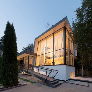 fachada-em-vidro-casa-em-moscou-russia