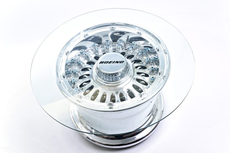 Mesa de vidro feita com roda de Boeing 777