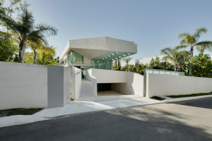piscina-com-fundo-de-vidro-em-casa-na-espanha