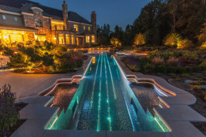 piscina-com-mosaicos-de-vidro-e-cabos-de-fibra-otica