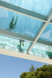 piscina-com-piso-de-vidro-em-casa-na-espanha