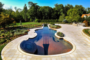 piscina-em-forma-de-violino-com-mosaicos-de-vidro