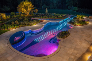piscina-em-forma-de-violino-com-mosaicos-de-vidro-e-cabos-de-fibra-otica