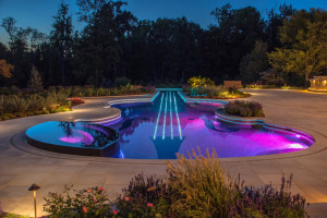 piscina-em-forma-de-violino-com-pastilhas-de-vidro-e-cabos-de-fibra-otica