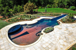 piscina-em-formato-de-violino-com-mosaicos-de-vidro-e-cabos-de-fibra-otica