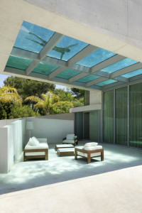 piscina-suspensa-com-piso-de-vidro-em-casa-na-espanha