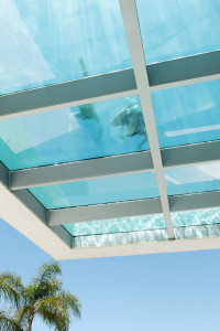 piscina-suspensa-com-visor-de-vidro