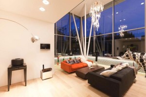sala-de-estar-com-fachada-de-vidro-casa-em-moscou-russia