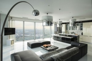 sala-e-cozinha-com-decoracao-em-preto-e-branco-apartamento-em-sao-petersburgo-russia