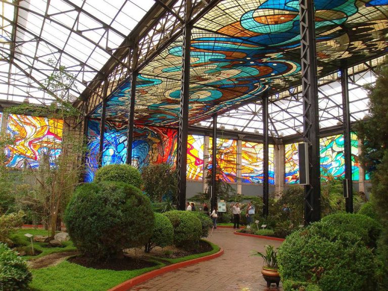 Conheça a majestosa cobertura de vitrais do Cosmovitral