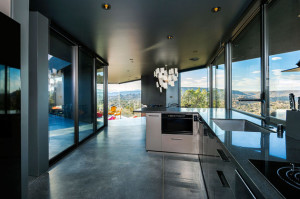 cozinha-com-armarios-pretos-casa-em-palm-springs-california