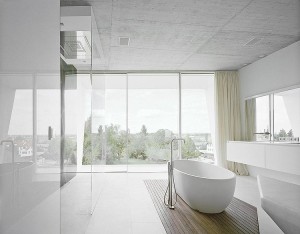 decoracao-branca-baheiro-com-banheira de imersao-casa-em-viena-na-austria