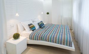 decoracao-branca-quarto-de-casal-apartamento-em-rostov-do-dom-russia
