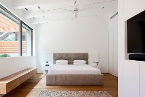 decoracao-clean-e-minimalista-quarto-de-casal-casa-em-netanya-israel