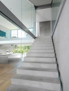 escada-com-fechamento-de-vidro-casa-em-karlsruhe-alemanha