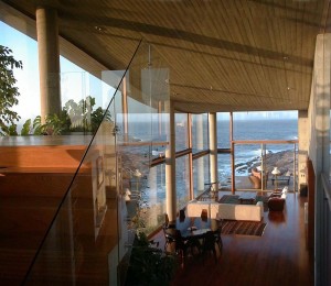 escada-de-vidro-emadeira-casa-litoral-chileno-zapallar-papudo