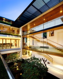 escada-em-vidro-e-madeira-casa-em-singapura-por-guz
