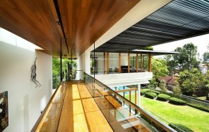 guarda-corpo-de-vidro-casa-em-singapura-por-guz