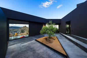 patio-interno-descoberto-casa-em-palm-springs-california